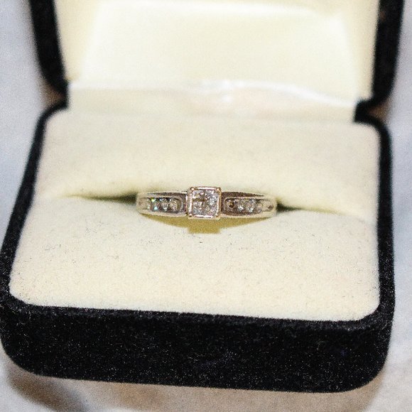 GORGEOUS .40 ctw Diamond Engagement Ring in 14K White Gold - Picture 1 of 7